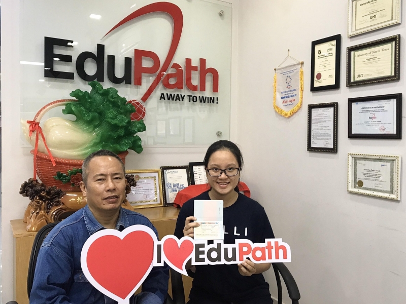 Hoàng Nguyễn Anh Thư du học sinh cùng phụ huynh của EduPath nhận visa du học Canada