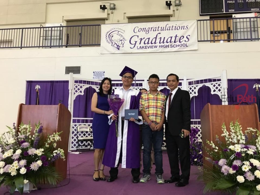 Gia đình tham dự lễ tốt nghiệp của Xuân Kiên tại Mỹ