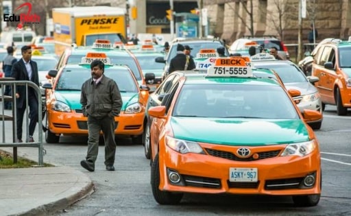 Du học sinh có thể sử dụng taxi để di chuyển trong quá trình học tập tại Canada - EduPath