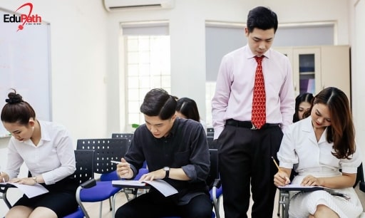Học sinh làm bài thi SAT tại EduPath - EduPath