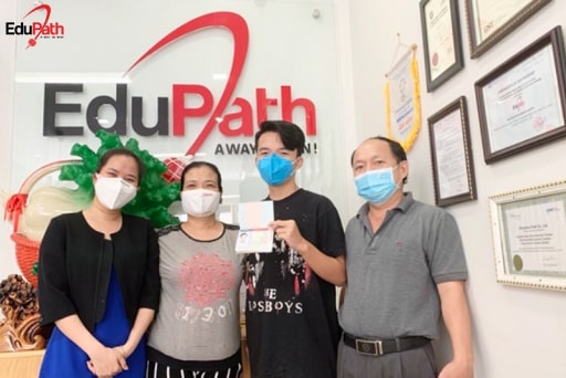 Cùng gia đình tìm hiểu thủ tục xin visa F1 từ sớm, Nguyễn Hữu Hải đã thành công ngay trong lần đầu tiên - EduPath