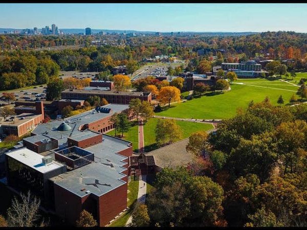 Cảnh quang trường University Of Hartford - EduPath