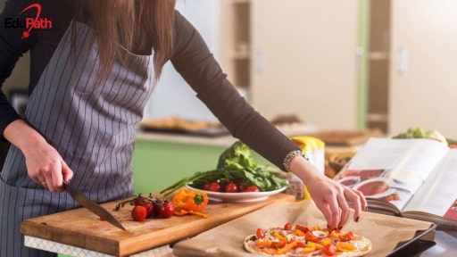 Nấu ăn cũng là cách giúp tiết kiệm chi phí du học Canada - EduPath