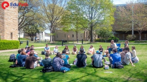 Sinh viên tổ chức hoạt động ngoại khoá trên sân trường University Of Tulsa - EduPath
